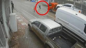 Yola fırlayan çocuk kazadan son anda kurtuldu