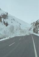 Van-Hakkari kara yoluna çığ düştü, araçlar mahsur kaldı