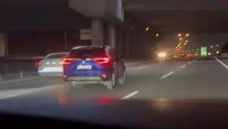 Pendik Tem Otoyolu'nda trafiği tehlikeye atan otomobil sürücüsü kamerada