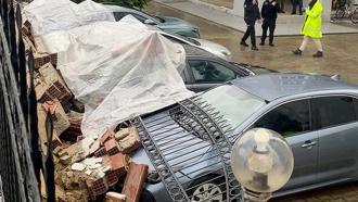 Aydın'da istinat duvarı çöktü; 4 otomobil hasar gördü