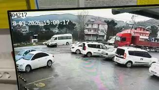 Servis minibüsü ile otomobil çarpıştı: 7 yaralı