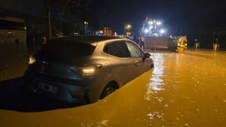 Manisa’da sağanak; araçlar yolda mahsur kaldı