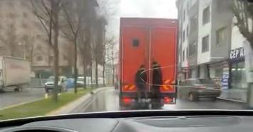 Esenyurt'ta trafikte patenle tehlikeli yolculuk kamerada