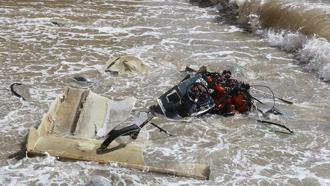 Alabora olan balıkçı teknesindeki 2 kişi yüzerek kurtuldu