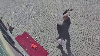 Camını kırdığı eczaneyi yakmaya çalışan eczacı gözaltına alındı