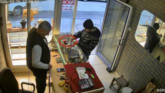 Girdiği kuyumcuda 60 bin liralık yüzüğü alıp kaçtı; olay kamerada