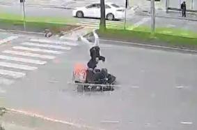 Mersin'de motokuryenin yaya geçidinde çocuğa çarptığı kaza kamerada: 1 yaralı