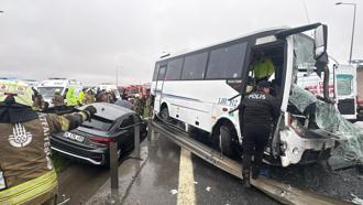Başakşehir'de polis servisinin de karıştığı zincirleme kaza;1 polis şehit oldu, 16 yaralı