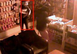 Kaldırım taşıyla kırdıkları vitrinlerdeki cep telefonu ve elektronik ürünleri çaldılar