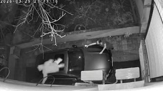 Hırsızlık için tırmandığı binada fark edilince, otomobilin üzerine atlayıp, kaçtı