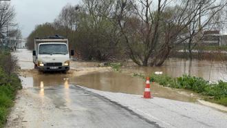 Bursa’da sağanak ve fırtına; Nilüfer Çayı taştı, yol kapandı