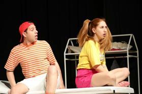 Menteşe Belediye Tiyatrosu, 'Çocuk Parkı Yaraları' Fethiye'de sahne aldı