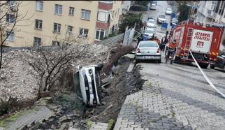 İstanbul - Üsküdar'da yağışın ardından yol çöktü; park halindeki otomobil çukura düştü