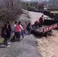 Öğrenciler, debisi yükselen dereyi traktörle geçti