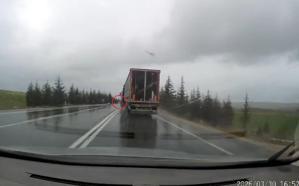 TIR’ın otomobile çarpıp sürüklediği kaza kamerada: 1 ölü, 2 yaralı