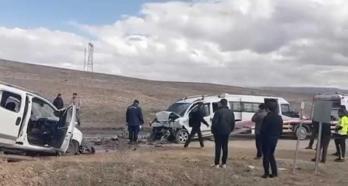 İki hafif ticari araç kafa kafaya çarpıştı; 2'si ağır, 4 yaralı