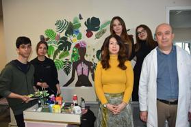 Kanser hastalarına moral için hastane duvarına resim yaptılar