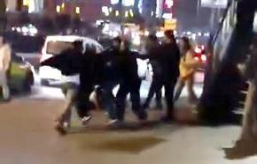 Esenyurt'ta sokak ortasında 'laf atma' kavgası kamerada
