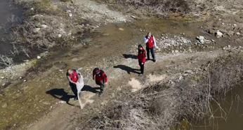 Aydın'da flamingolar için yemleme çalışması