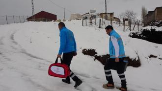 Bitlis’te zorlu kış şartlarında yatalak hastaya evde diş tedavisi