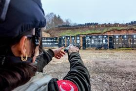Ormancılar, poligonda tabancayla hedefi vurmak için yarıştı