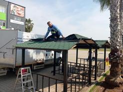 Akdeniz Belediyesi, park ve yeşil alanlara bakım yapıyor