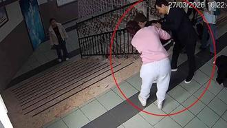 Nefes borusuna şeker kaçan öğrenciye okul müdürü kurtardı; olay kamerada