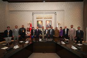 Hatay Valisi Masatlı Özbek çapanı giydi