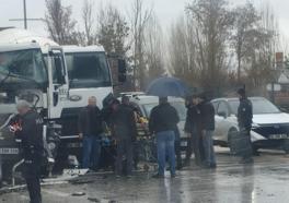 Beton mikserleri kırmızı ışıkta çarpıştı: 1 yaralı