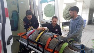 Çalıştığı inşaattan düşüp yaralandı, acil servise götürülürken oğlu başından ayrılmadı