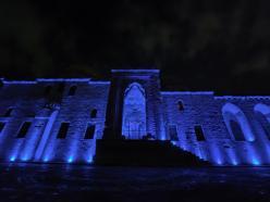 Mardin’de tarihi yapılar, otizm farkındalığı için mavi ışıkla aydınlatıldı