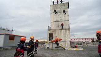AFAD’dan öğrencilere, kayadan düşme ve yaralanmalara müdahale eğitimi verildi