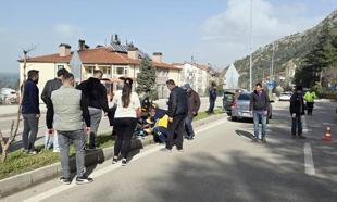 Refüje çarpan motosikletli yaralandı