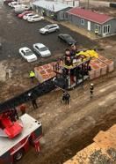 İnşaattan düşen işçi yaralandı; vinçle kurtarma çalışmaları kamerada