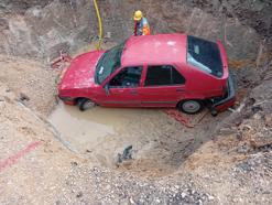 Otomobil yoldaki çukura düştü