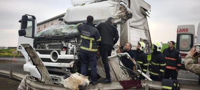 Mardin'de bariyerlere çarpan TIR'ın şoförü ağır yaralandı