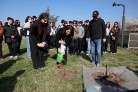 Yürüyen Köşk'ün simgesi olan çınardan elde edilen fide, Anıtkabir'de toprakla buluştu