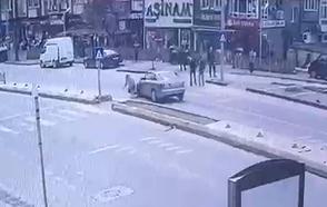 Otomobilin yayaya çarptığı kaza kamerada