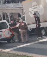 Kağıthane’de iki sürücünün bıçaklı yol verme kavgası kamerada