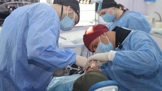 Iğdır Üniversitesi Ağız ve Diş Sağlığı Hastanesi’nde ilk kez implant tedavisi yapıldı