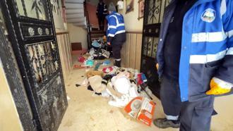 Avcılar'da bir binada iki çöp ev birden; 3 kamyon atık çıkarıldı