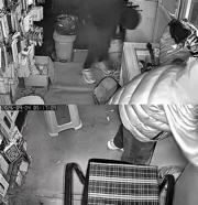 Yüzlerini kapüşonla gizleyip, 150 bin liralık telefon ve aksesuar çaldılar