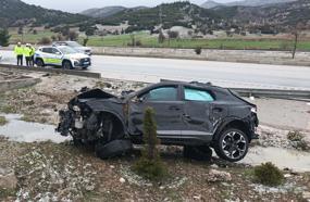 Takla atan otomobildeki 3 kişi yaralandı