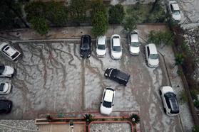 Adana’da sağanak ve dolu yağışı; cadde ve sokaklar beyaza büründü