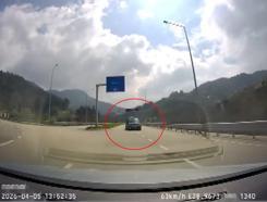 Minibüsüyle ters yönde ilerleyip trafiği tehlikeye attığı anlar kamerada