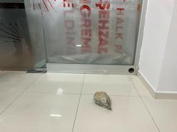 Şehzadeler CHP İlçe Başkanlığı binasına taşlı saldırı