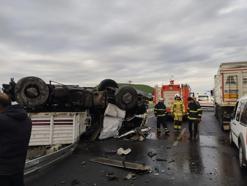 Diyarbakır’da briket yüklü TIR devrildi