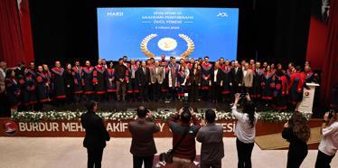 MAKÜ’de biniş giyme ve akademik performans ödül töreni