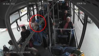 Belediye otobüsünde fenalaşan yolcuyu şoför hastaneye yetiştirdi; o anlar kamerada