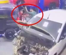 Telefonuna baktığını iddia ettiği çırağını darbetti; o anlar kamerada